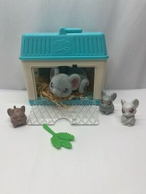 Littlest Pet Shop Teal and Cream Play Carrier with Collectible Figures